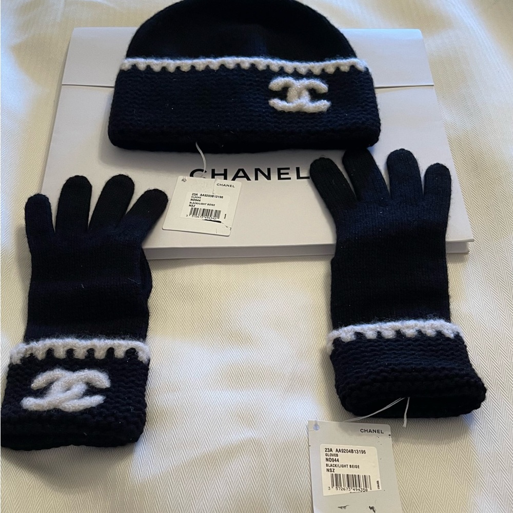 AUTHENTIC CHANEL BLACK/ LT BEIGE-BEANIE HAT AND GLOVES SET CC LOGO NEW WITH TAGS